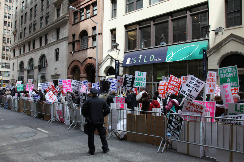 Illustration for article titled Photos and Video From the National Federation of The Blind's Kindle 2 Protest